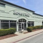 Barnes & Noble ferme une librairie emblématique en raison de son expansion continue.