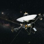 Six personnes choisissent des messages pour l’humanité à transmettre aux étoiles.