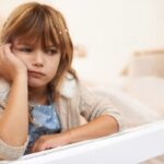 L&rsquo;ennui des enfants en août : une réalité à ne pas culpabiliser selon des experts en éducation.