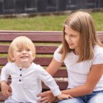 Rivalités entre frères et sœurs : une erreur parentale observée en été.
