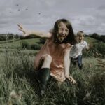Les enfants prennent souvent de la taille pendant l&rsquo;été, selon des études sur la croissance.