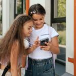 Premier téléphone pour les enfants : recommandations et enjeux éducatifs en France.