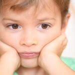 Le stress infantile modifie durablement la structure cérébrale, selon une étude scientifique.