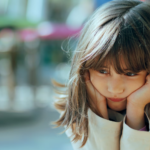 Les scientifiques étudient l’ennui chez les enfants et ses effets sur leur développement.