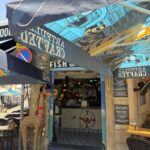 Tel Aviv : un pirate nommé Captain Hook détourne des poissons dans la mer Méditerranée.
