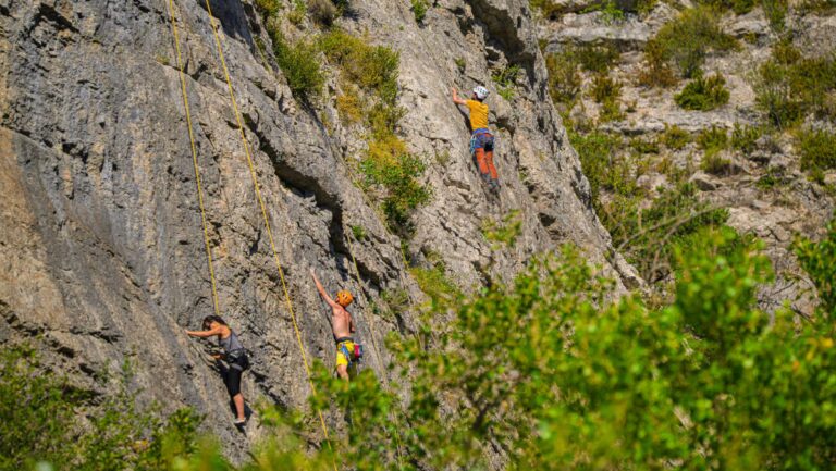 Escalade adaptée à Orpierre pour professionnels et débutants, avec encadrement spécialisé.