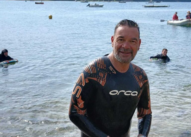 Ronan lance un triathlon en Bretagne pour soutenir la recherche contre la leucémie.