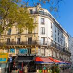 Ménilmontant, quartier parisien, préserve son identité artisanale face à l&rsquo;urbanisation croissante.