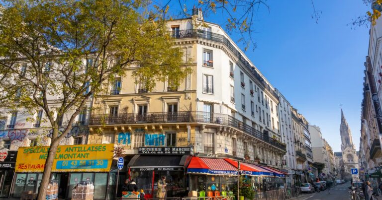 Ménilmontant, quartier parisien, préserve son identité artisanale face à l’urbanisation croissante.