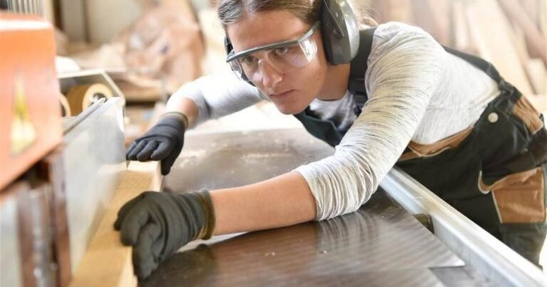 Apprentis en Suisse : un site informe sur les droits et obligations des jeunes travailleurs.