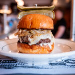 Restaurant Croquette ouvre un nouvel emplacement à Saint-Henri avec un menu diversifié.