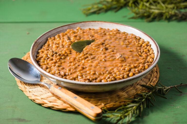 Recette de soupe de lentilles et tomates : un plat nutritif et économique pour les foyers français