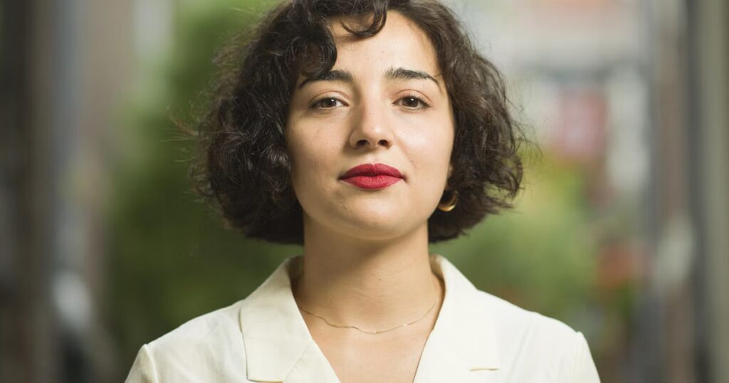 Safae el Khannoussi, nouvelle voix de la littérature néerlandaise, suscite l’intérêt critique.