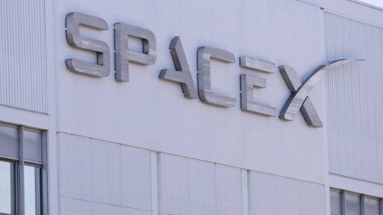 SpaceX réalise des premiers résultats boursiers au-dessus des attentes, mais reste sous tension.