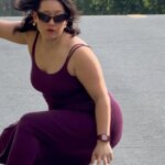 Une skateuse plus size défie les stéréotypes de mode avec talons et robes élégantes.