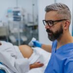Enceinte et hospitalisée, une mère participe à une étude qui affecte ses enfants.