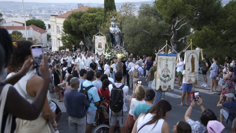 La procession aux flambeaux vers la Bonne Mère attire fidèles et curieux à Marseille.