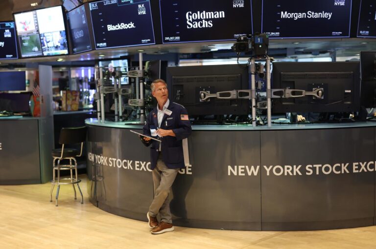 Wall Street clôture un mois chahuté, soutenue par la performance d’Amazon.