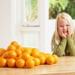 Prénom Mandarine : un nom fruité rare en France suscite l’intérêt des parents.