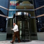 Fitch pourrait abaisser la note de la France, augmentant la pression sur le budget national.