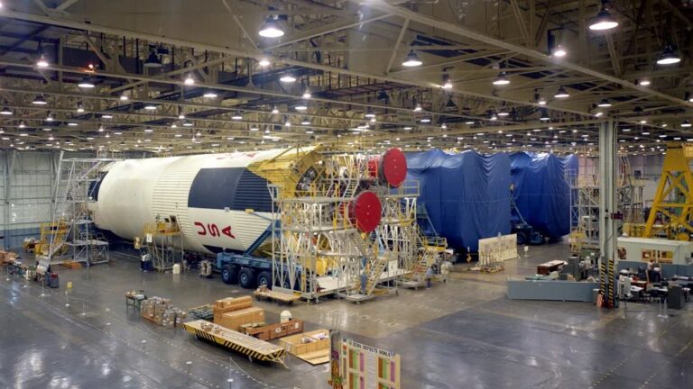 NASA met fin à la production de la fusée Saturn V, marquant un tournant dans l’exploration spatiale.