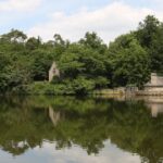 Secrets d&rsquo;un village de la Mayenne : ancienne abbaye et étang bucolique à découvrir.