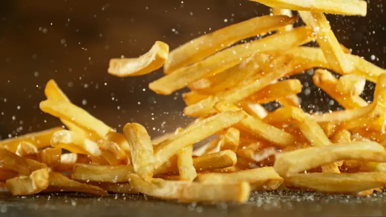Nouvelle méthode de friture au micro-ondes réduit la teneur en gras des frites.