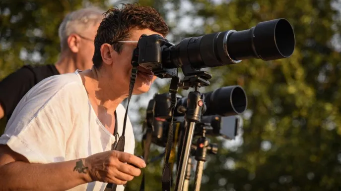 Des instruments de 50 000 € volés à un astrophysicien après une éclipse solaire en France.