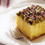 Recette de gâteau au citron avec sirop et pistaches pour un dessert traditionnel français.