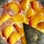 Recette simplifiée de gâteau aux pêches adoptée par des chefs pâtissiers français