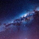Voyager en ligne droite dans l&rsquo;espace pourrait permettre un retour au point de départ, selon Einstein.