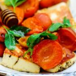 Recette de halloumi grillé aux abricots : une alternative végétale en cuisine méditerranéenne.