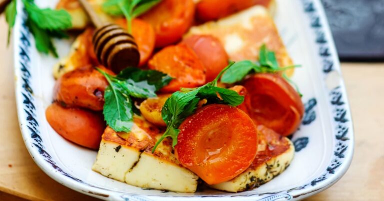 Recette de halloumi grillé aux abricots : une alternative végétale en cuisine méditerranéenne.