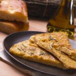 La farinata, plat traditionnel italien, rivalise avec la pizza sur les tables des restaurants.