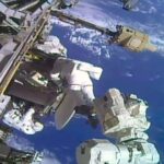 Deux astronautes remplacent une antenne de l’ISS lors d’une sortie dans l’espace.