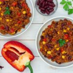 Recette de quinoa façon chili : un plat végétal rapide et nutritif pour les repas familiaux.