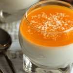 Panna cotta à la noix de coco et coulis de passion : une recette populaire en France.