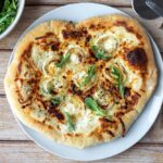 Pizza chèvre et miel : une recette maison qui séduit les amateurs de gastronomie française