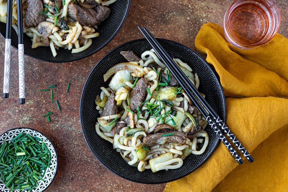 Yaki udon au boeuf : une recette traditionnelle japonaise à découvrir.