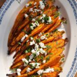 Carottes rôties aux épices et fêta : une recette de légumes d&rsquo;accompagnement nutritifs.