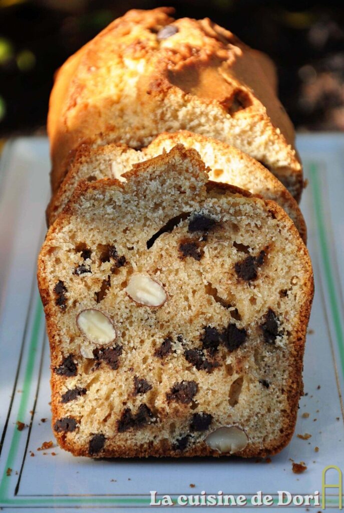 Recette de cake à l’amande et chocolat noir : un dessert prisé dans les boulangeries françaises.