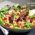 Salade libanaise aux aubergines et pois chiches, parfumée au zaatar, à découvrir.