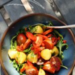 Salade espagnole de pommes de terre au chorizo et herbes fraîches : une recette traditionnelle.