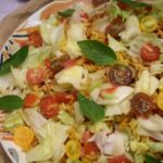 Salade de pâtes croustillantes : une tendance culinaire émergente dans les restaurants européens.