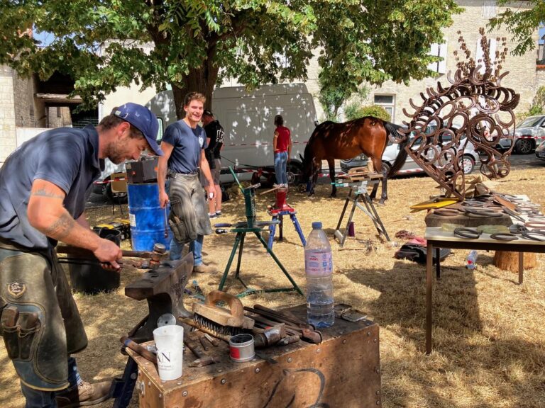 Les artisans d’art à Tusson valorisent leur savoir-faire et redéfinissent l’art du geste.