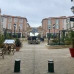 Braderie d&rsquo;été : un centre commercial près de Marseille propose des articles de marques à prix réduits.