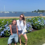 Jade, 11 ans, passe des vacances aux États-Unis avec sa donneuse d’ovocyte.
