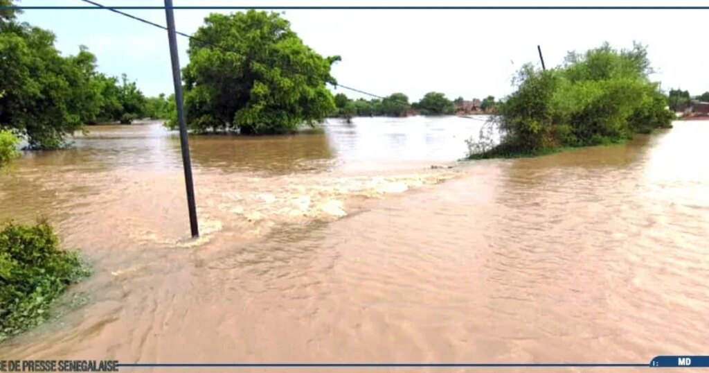 Fortes pluies à Ballou isolent le village et coupent l’accès au poste de santé.