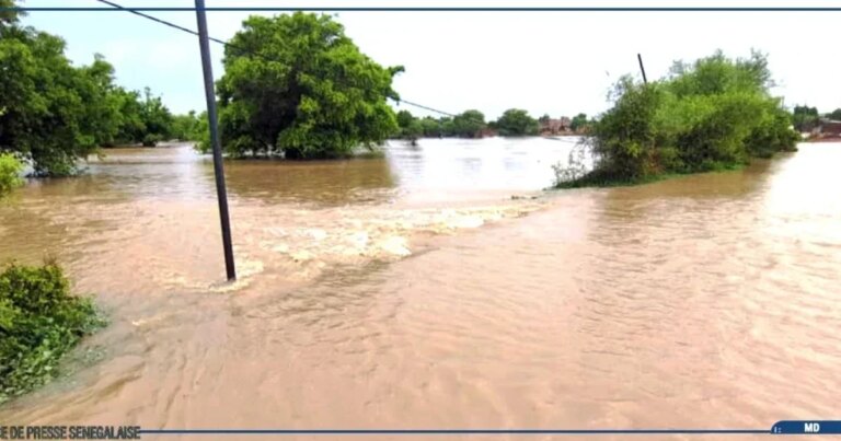 Fortes pluies à Ballou isolent le village et coupent l’accès au poste de santé.