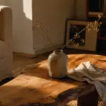 Japandi et Wabi-Sabi : Comparaison des styles d’intérieur pour un habitat durable.